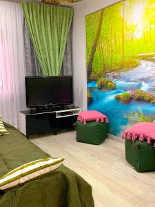 ein Wohnzimmer mit einem TV und einem Gemälde eines Flusses in der Unterkunft Wonder House Estoril in Estoril