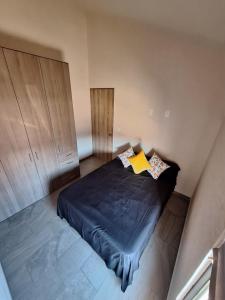 a bedroom with a bed with a blue comforter at Casa de descanso OLMON in Santa Cruz Nieto