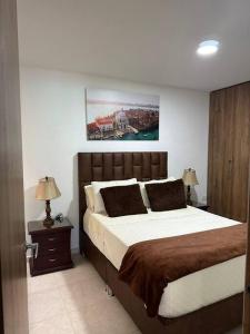 sypialnia z dużym łóżkiem i 2 szafkami nocnymi w obiekcie Casa quintas pitalito w mieście Pitalito