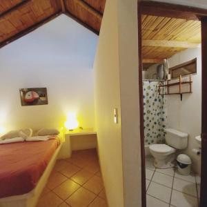 Habitaciones en Vichayito في فيشايتو: حمام مع سرير ومرحاض في الغرفة