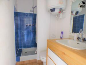 y baño con aseo, lavabo y ducha. en Appartement Bormes-les-Mimosas, 2 pièces, 4 personnes - FR-1-251-822, en Bormes-les-Mimosas