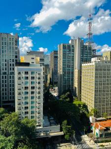 - une vue sur les toits de la ville avec de grands bâtiments dans l'établissement Hotel - São Paulo AV Paulista, à São Paulo