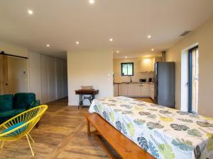 een slaapkamer met een groot bed en een keuken bij Gîte Sarlat-la-Canéda, 4 pièces, 6 personnes - FR-1-616-370 in Sarlat-la-Canéda