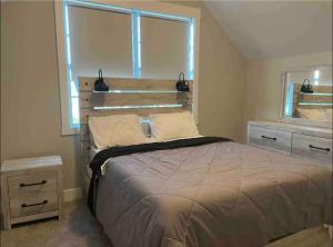 1 dormitorio con cama y ventana grande en 413 any Room up stairs en Murfreesboro