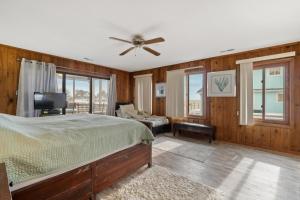een slaapkamer met een bed en een plafondventilator bij Acadian Bay in Virginia Beach