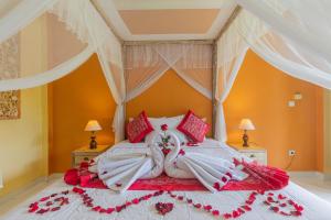 Pondok Kutuh Guest House tesisinde bir odada yatak veya yataklar