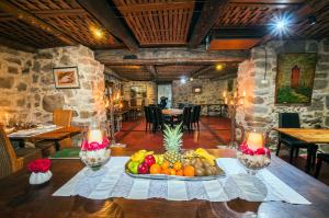 una mesa con un plato de fruta. en Casa Grande de Rosende, en Sober