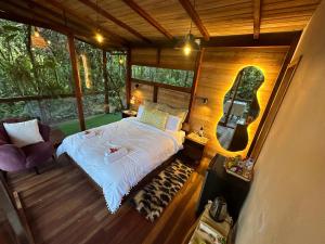 een slaapkamer met een bed in een boomhut bij Puyu Glamping in Tarqui