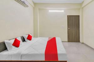 Llit o llits en una habitació de OYO Flagship Hotel King's Inn