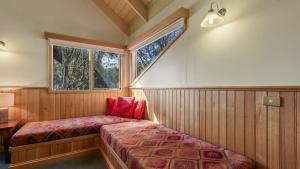 een bed in een kamer met een raam bij Sugarloaf in Dinner Plain