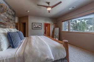 ホワイトフィッシュにあるBeautiful Mountain Modern Home 4Bedroom Spaのベッドと大きな窓のある寝室