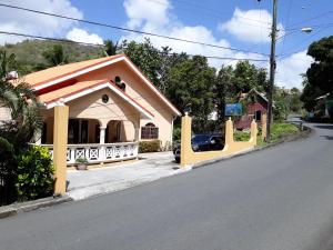 una piccola casa sul lato di una strada di Argalo Suites 2 a Laborie