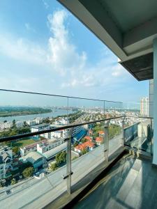ホーチミン・シティにあるZeus Living - Glorious Palace & Concept in Q2 Thao Dienの建物のバルコニーから見た街の景色