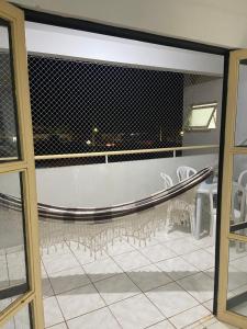a room with a window with a table and chairs at Apartamento até 8 pessoas Araxá Ótima localização in Araxá