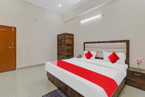 Säng eller sängar i ett rum på Flagship Vrindavan Resort