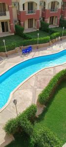 an overhead view of a swimming pool in front of a building at For Family شاليه in Suez