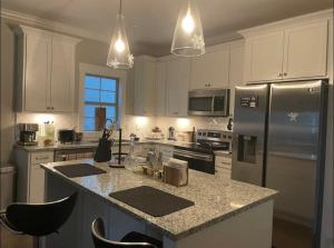 een keuken met witte kasten en een granieten aanrecht bij Murfreesboro one Bedroom only with shared space in Murfreesboro