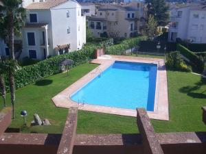 una vista aérea de una piscina en un patio en Apartamento S'Agaró Fagoi, en S'Agaró