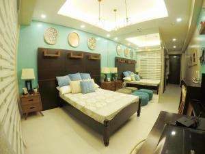 1 dormitorio con 2 camas en una habitación en Pico De Loro room Jacana A Bldg. en Nasugbu