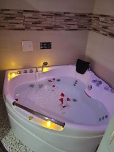 una vasca da bagno bianca con cuori rossi di Hotel Ocean Fusagasuga a Fusagasugá