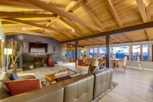 sala de estar con sofá y chimenea en Panoramic Ocean sunset Views with Heated Pool & Spa best location en San Diego