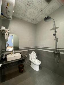 a bathroom with a toilet and a sink at Hương Trà Villa - Hotel Tam Đảo in Tam Ðảo