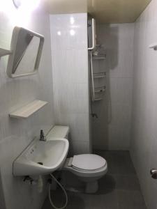 La petite salle de bains est pourvue de toilettes et d'un lavabo. dans l'établissement ป็อปปูล่าคอนโด เมืองทองใกล้อิมแพค สะดวกสบาย, à Ban Bang Phang