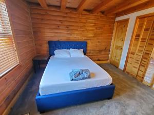 Ένα ή περισσότερα κρεβάτια σε δωμάτιο στο Gorgeous Cabin by Lake with Waterview and walking access