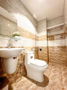 a bathroom with a toilet and a sink at Hồng Châu Hotel in Danang