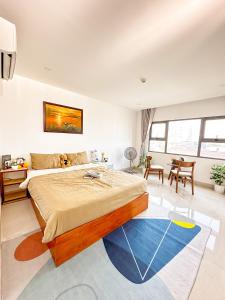 Un dormitorio con una cama grande y una alfombra azul en Hồng Châu Hotel en Da Nang