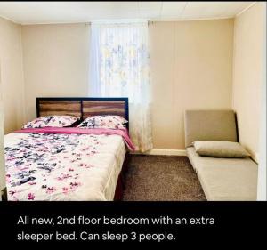 - une chambre avec un lit, une chaise et une fenêtre dans l'établissement Niagara View Inc LaSalle Av 3+Bd R,1.5 Bth, Parkng, à Niagara Falls