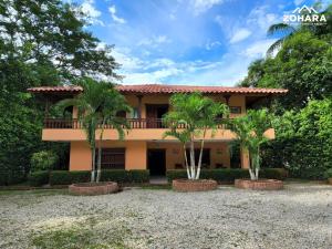 een huis met palmbomen ervoor bij Villa Guitarra in San Jerónimo
