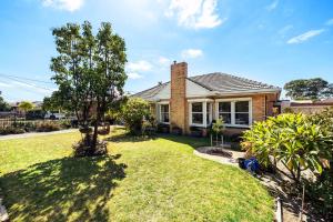 una casa con un patio de hierba delante de ella en 6 BR House Near Adelaide Airport en West Richmond