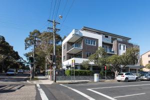 an intersection of a street with a building at Cosy 1-Bedroom Apartment Close to the City in Sydney