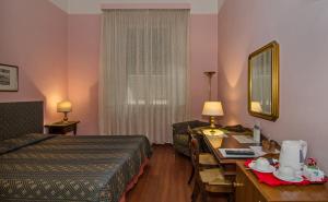 Postel nebo postele na pokoji v ubytování Hotel Rex