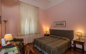 Postel nebo postele na pokoji v ubytování Hotel Rex
