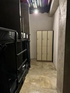 pusty pokój z zamykanymi szafkami oraz pokój z korytarzem w obiekcie Cilacap Guest House w mieście Cilacap