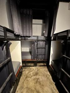 Bunk bed o mga bunk bed sa kuwarto sa Cilacap Guest House