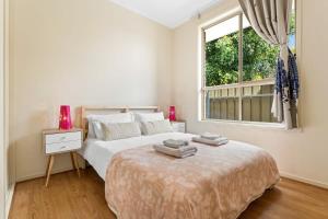 um quarto com uma cama grande e uma janela em 3BR Home-City Fringe Location-Free WiFi & Parking em Keswick