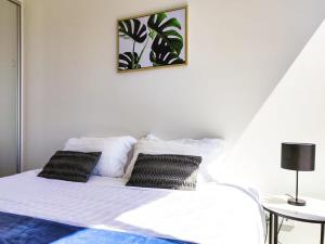 Charming Central Apartment Home RundleMall tesisinde bir odada yatak veya yataklar