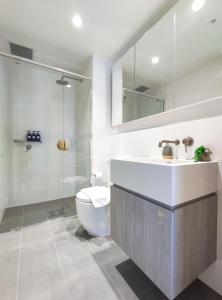 Charming Central Apartment Home RundleMall tesisinde bir banyo
