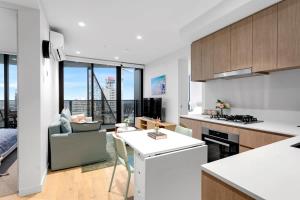 uma cozinha e sala de estar com vista para a cidade em NEW Skyline View Luxury Apt Homey Heart of ADL em Adelaide
