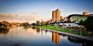 uitzicht op een stad met een rivier en gebouwen bij CBD premium location Studio in Adelaide