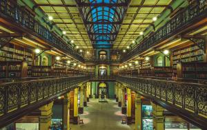 een grote bibliotheek met veel boekenplanken bij CBD premium location Studio in Adelaide