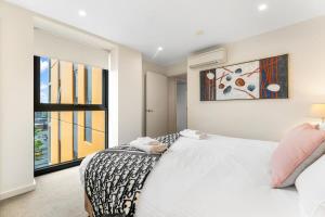 Postel nebo postele na pokoji v ubytování Cosy 2BR CBD Apt Free Wi-Fi & Swimming pool + 25 fotografií