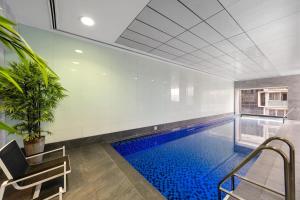 Bazén v ubytování Cosy 2BR CBD Apt Free Wi-Fi & Swimming pool nebo v jeho okolí