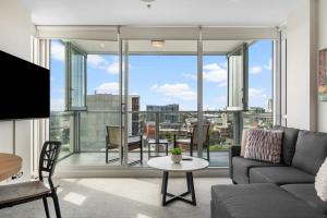 Posezení v ubytování Cosy 2BR CBD Apt Free Wi-Fi & Swimming pool