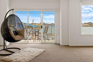 Balkón nebo terasa v ubytování Amazing Lake View family-friendly Holiday Home