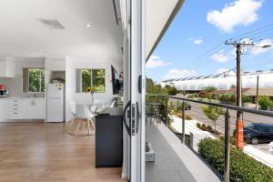 Μπαλκόνι ή βεράντα στο Lovely Renovated 2BR Townhouse WiFi Parking