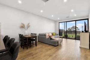 Woodforde 3BR house with an amazing view的休息区